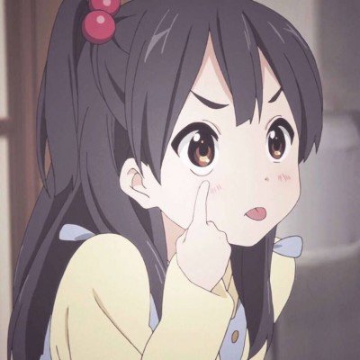一户人家用车当狗窝把狗子拴在车上